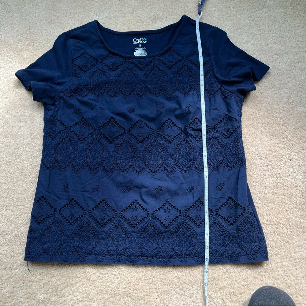 Croft & Barrow Women’s Navy Blue Eyelet Short Sleeve Top - Size M - VGUC
